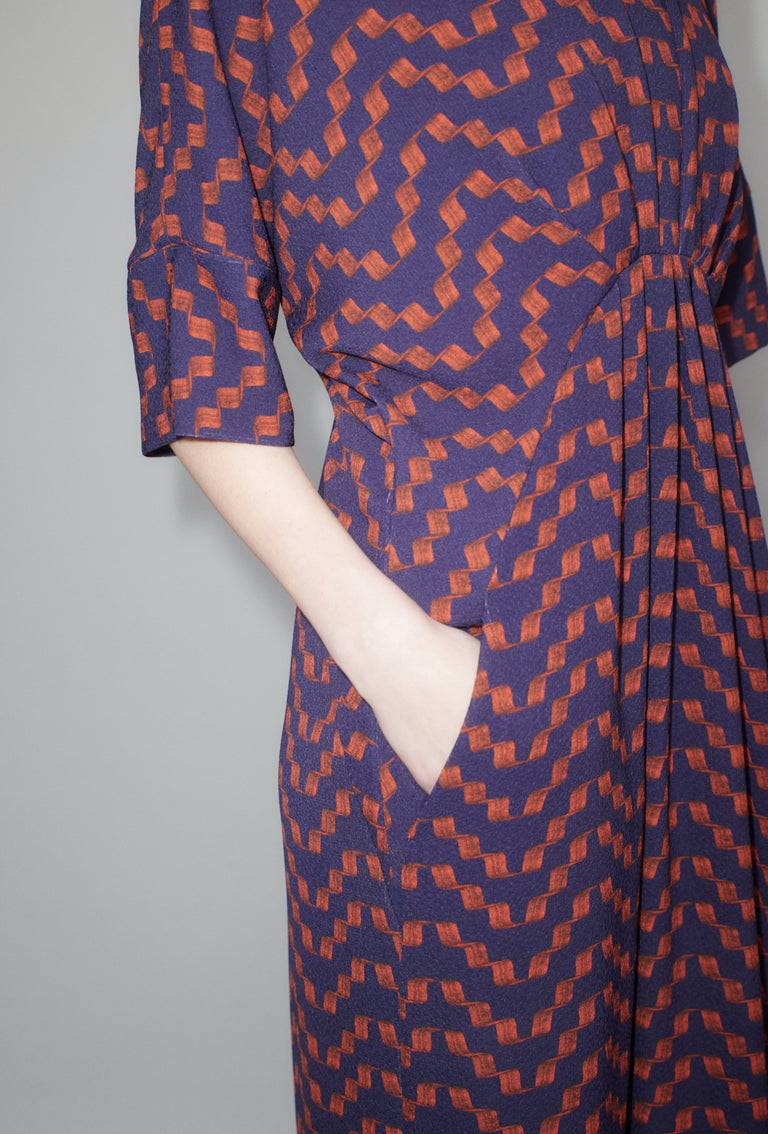 Odeeh Painted Zig Zag Kleid, Lava Black Friday