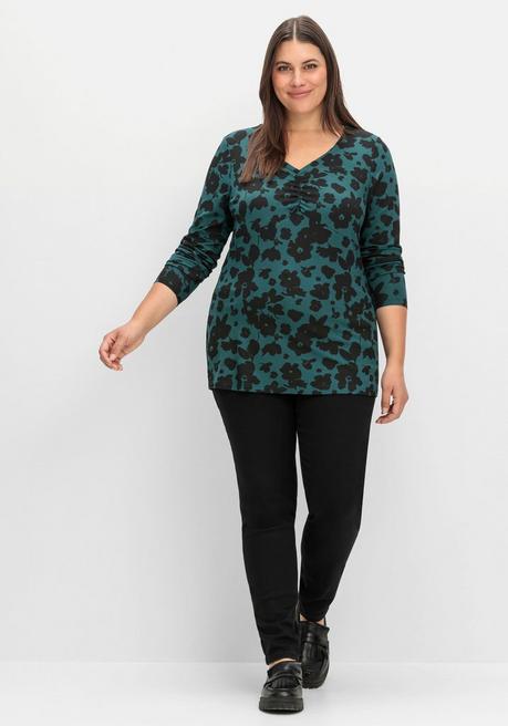 sheego Langarmshirt mit Blumendruck und V-Ausschnitt - tiefgrün gemustert sheego Rabatte dieses Monats