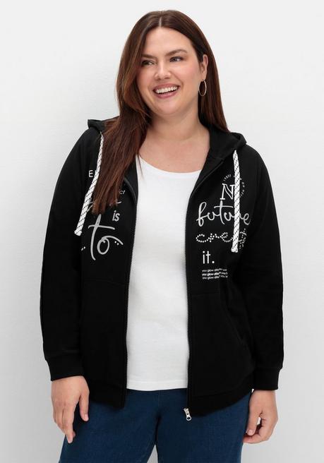 sheego Kapuzensweatjacke mit Print und Kängurutasche - schwarz sheego Fabrikpreis