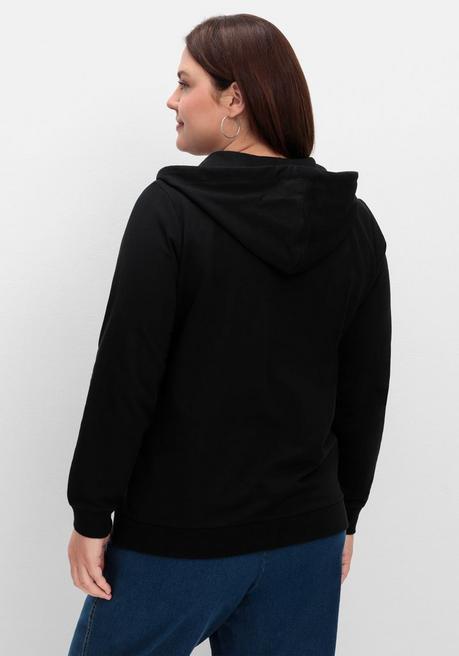 sheego Kapuzensweatjacke mit Print und Kängurutasche - schwarz sheego Fabrikpreis
