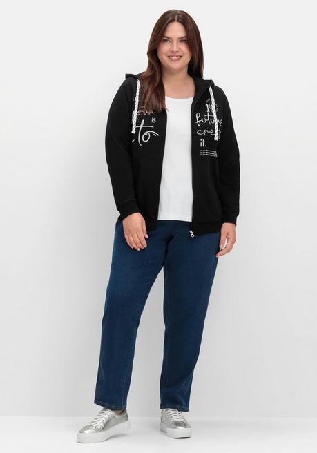 sheego Kapuzensweatjacke mit Print und Kängurutasche - schwarz sheego Fabrikpreis