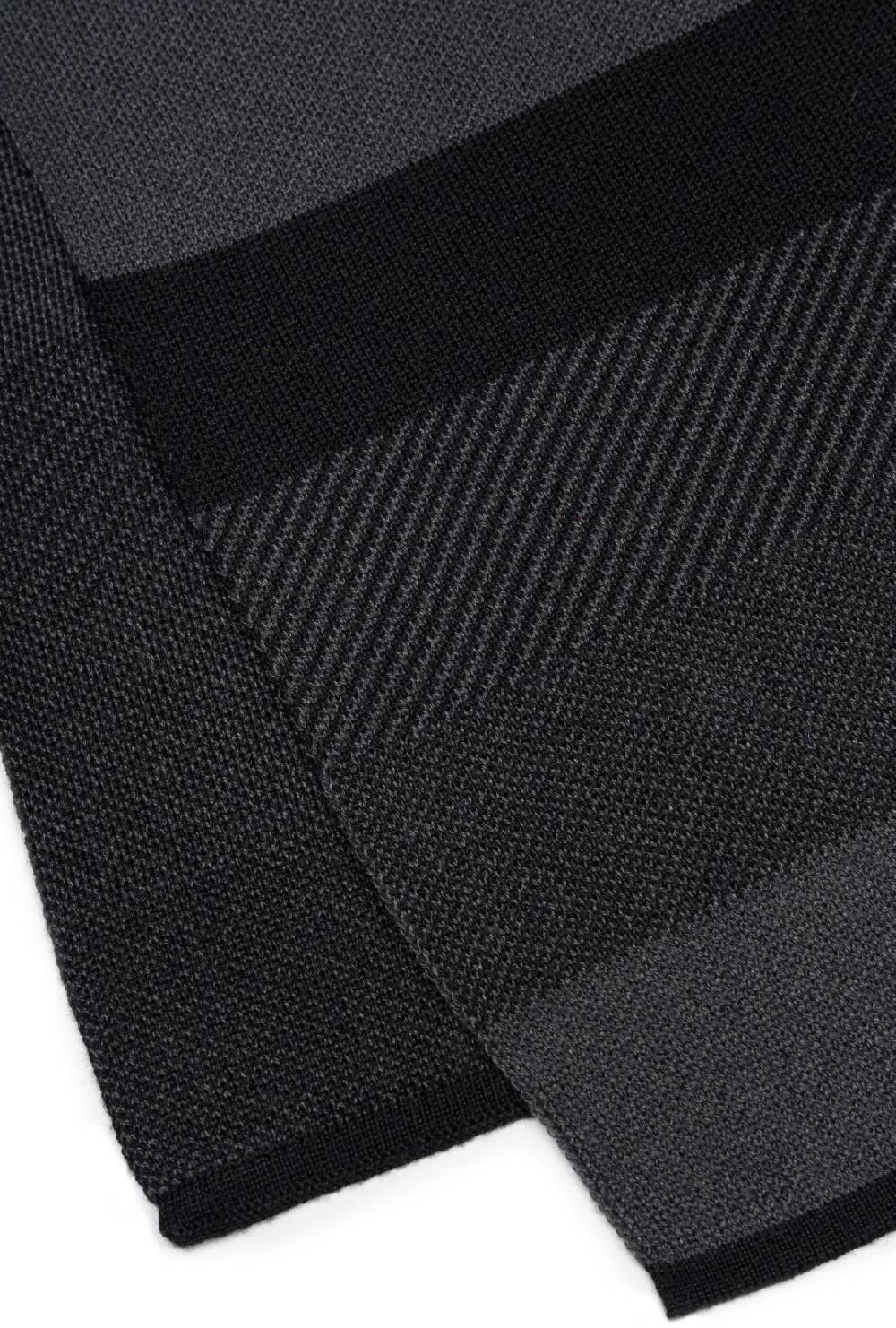 Stylebreaker Feinstrick Schal mit Streifen im Angebot