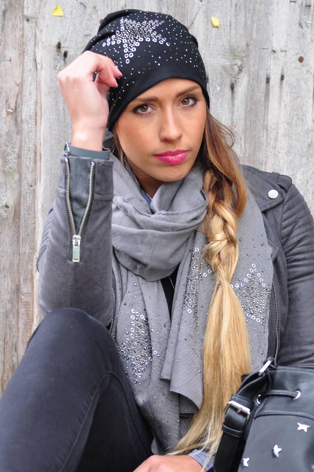 Stylebreaker Beanie mit Stern aus Strass und Lochnieten Outlet