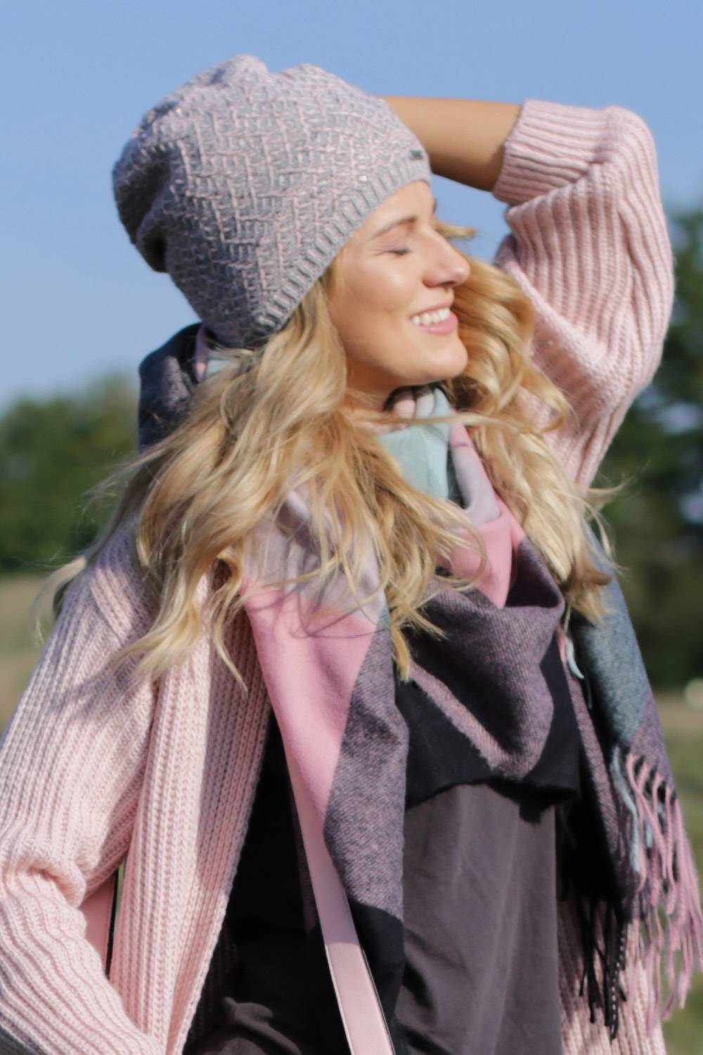 Stylebreaker Strick Beanie Mütze mit Pailletten Super Sparpreis