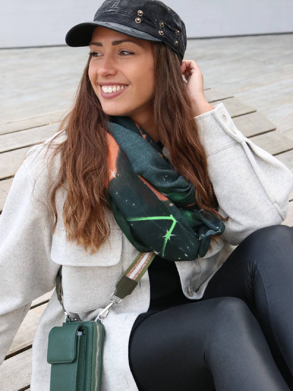 Stylebreaker Loop Schal mit Sternennebel Weltall Motiv Print 2025