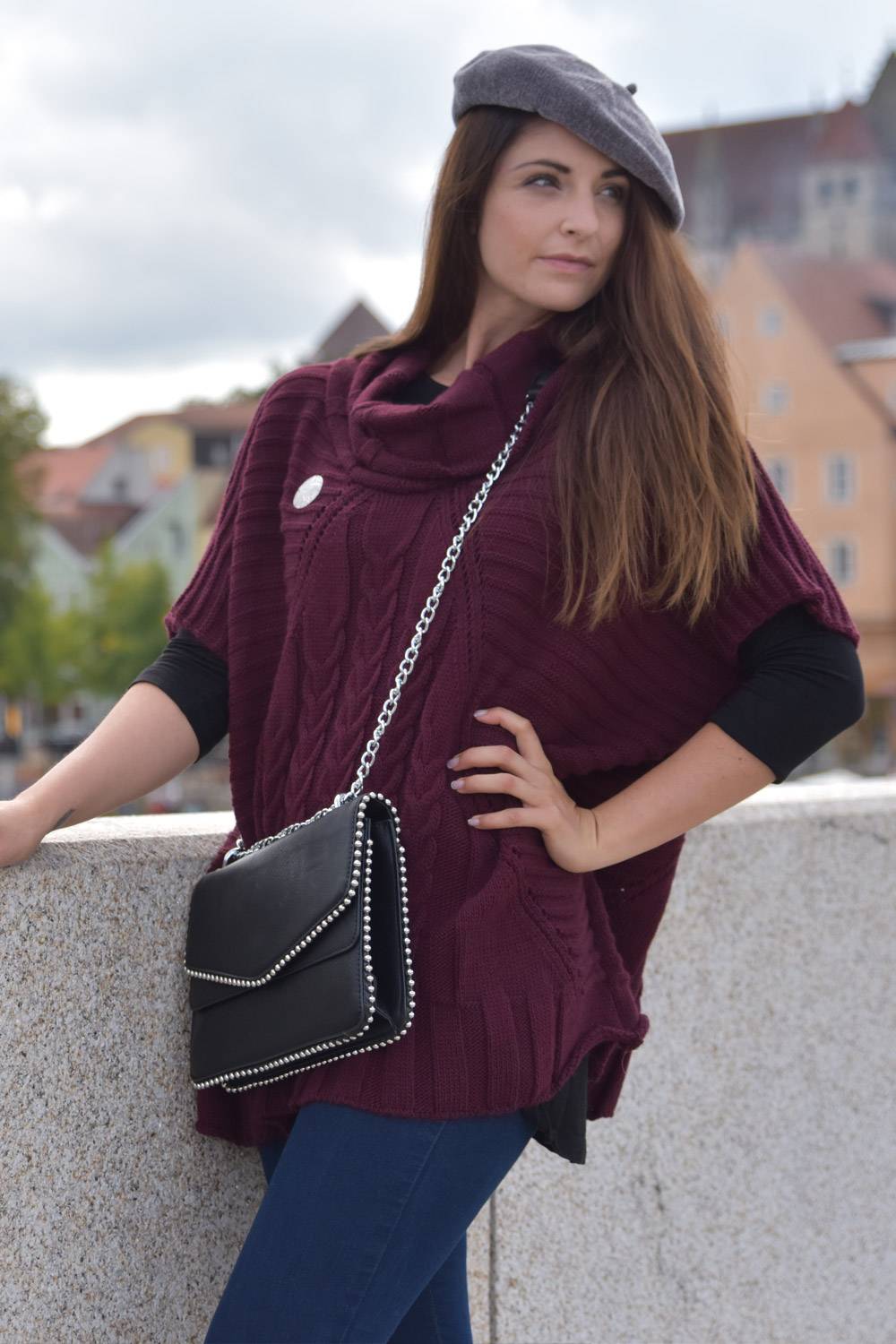 Stylebreaker Strick Poncho mit Zopfmuster Ärmeln und Schalkragen Verkauf