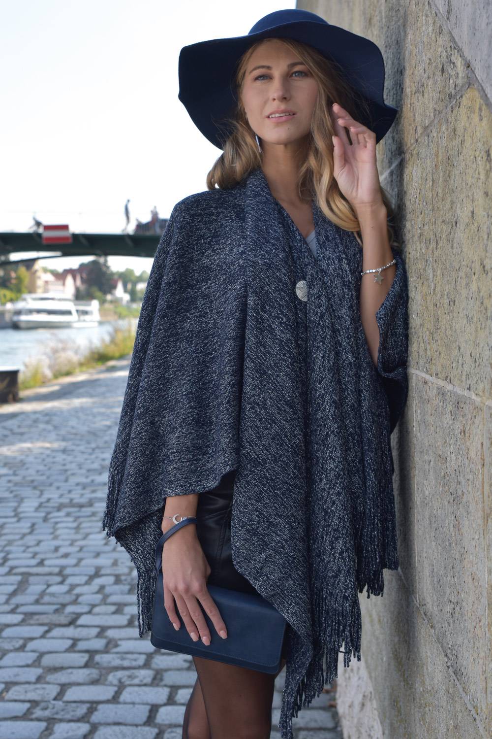Stylebreaker Strick Cape mit Glitzerfäden Meist gekauft