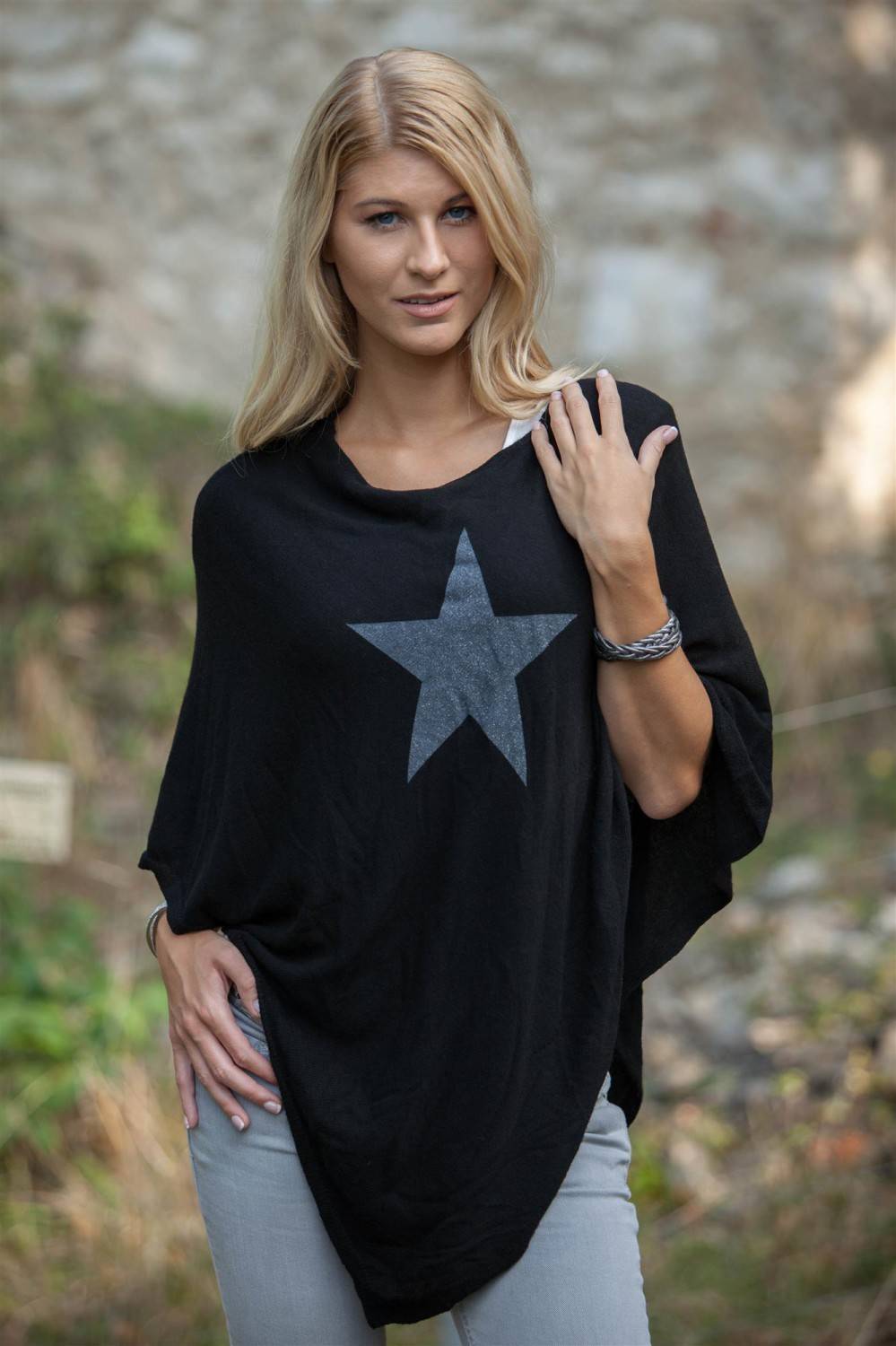 Stylebreaker Leichter Feinstrick Poncho mit Glitzer Stern Vierteljährliche Förderung