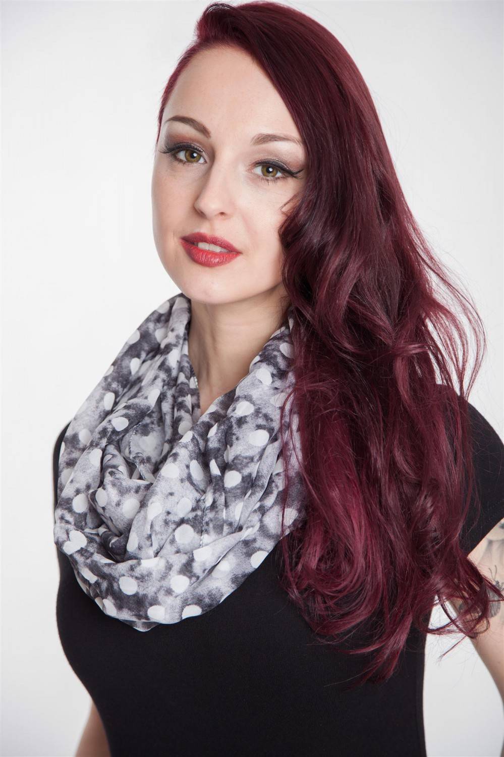 Stylebreaker Seidiger Loop mit Punkte Muster 50% Rabatt für begrenzte Zeit